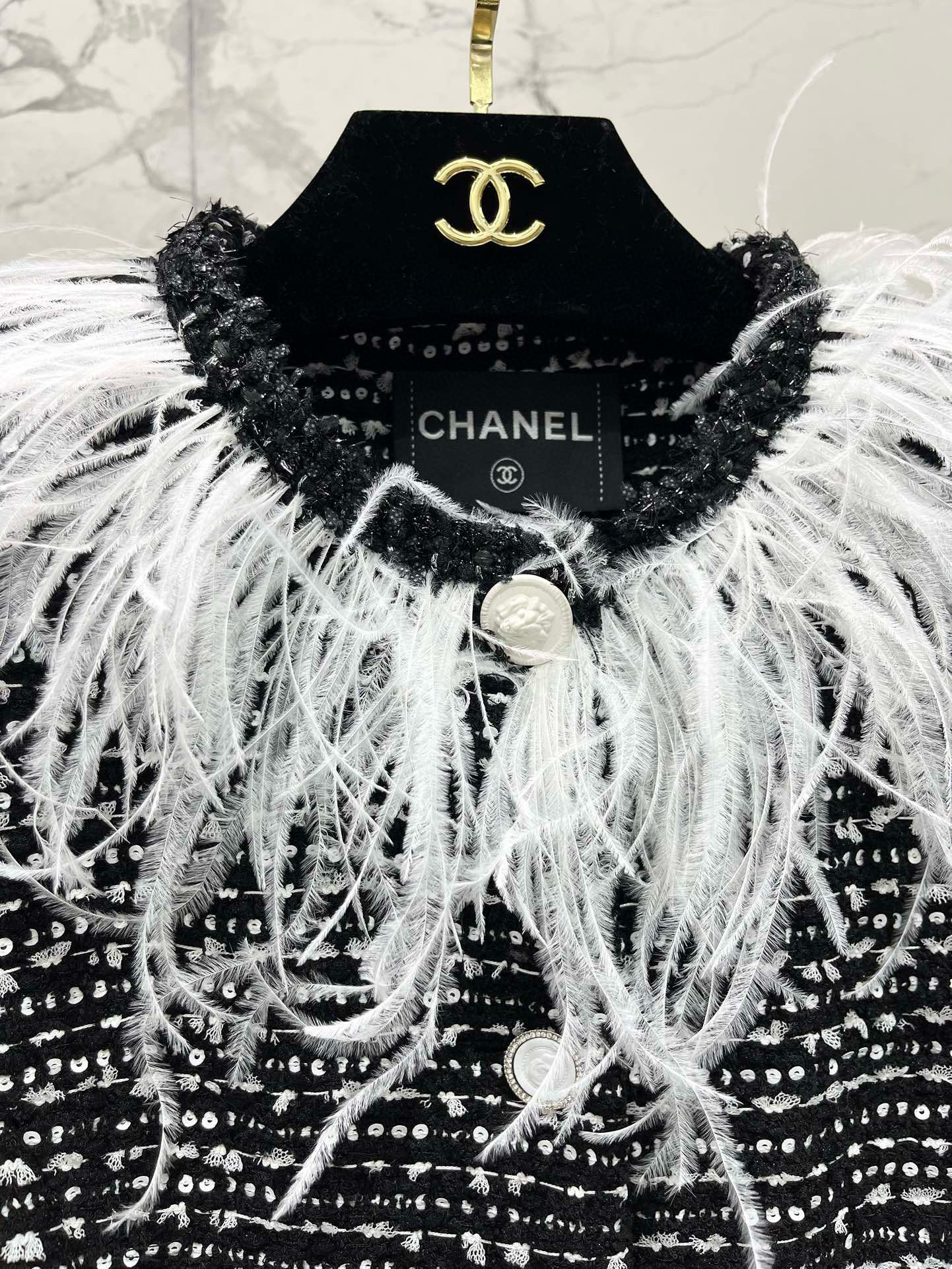 Жакет женский в стиле Chanel из твида с пайетками и отделкой перьями чёрного цвета