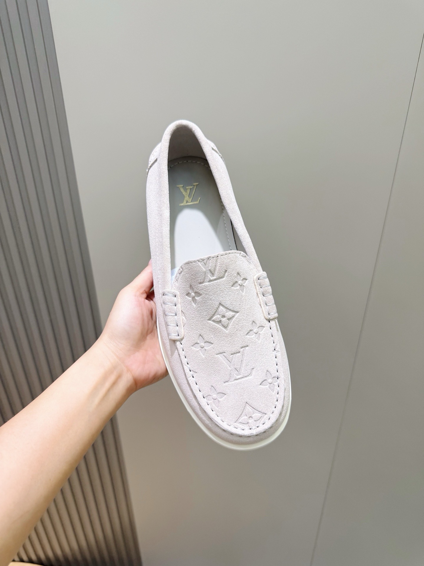 Лоферы мужские Louis Vuitton LV Croisette светло-серого цвета