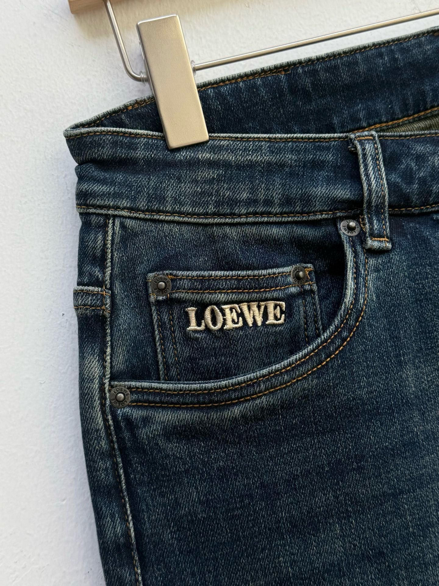 Джинсы мужские в стиле Loewe Loe из плотного хлопкового денима синего цвета
