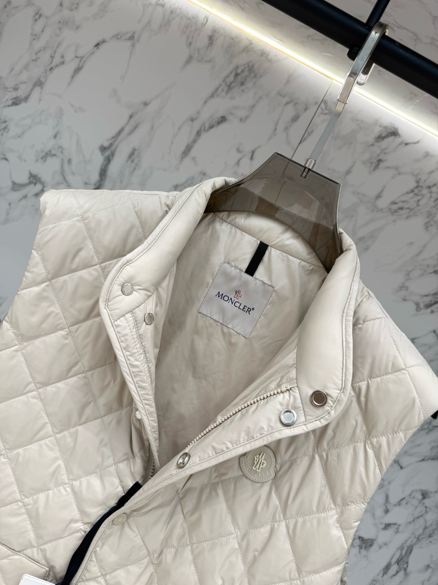 Жилет мужской Moncler Lycope белого цвета с ромбовидной стёжкой и натуральным пухом