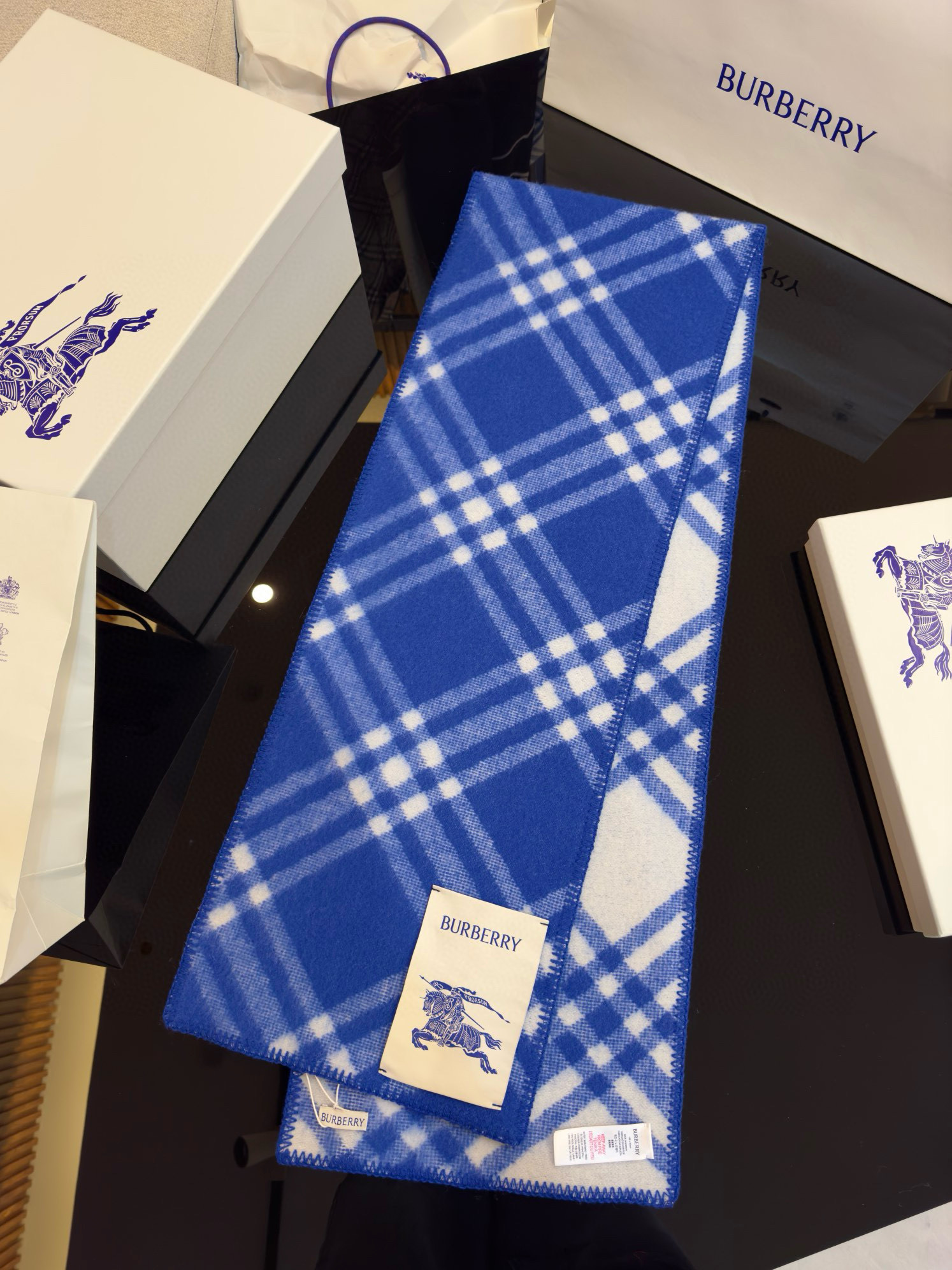 Шарф унисекс в стиле Burberry двусторонний из мягкой шерсти с диагональной клеткой сине-молочного  цвета