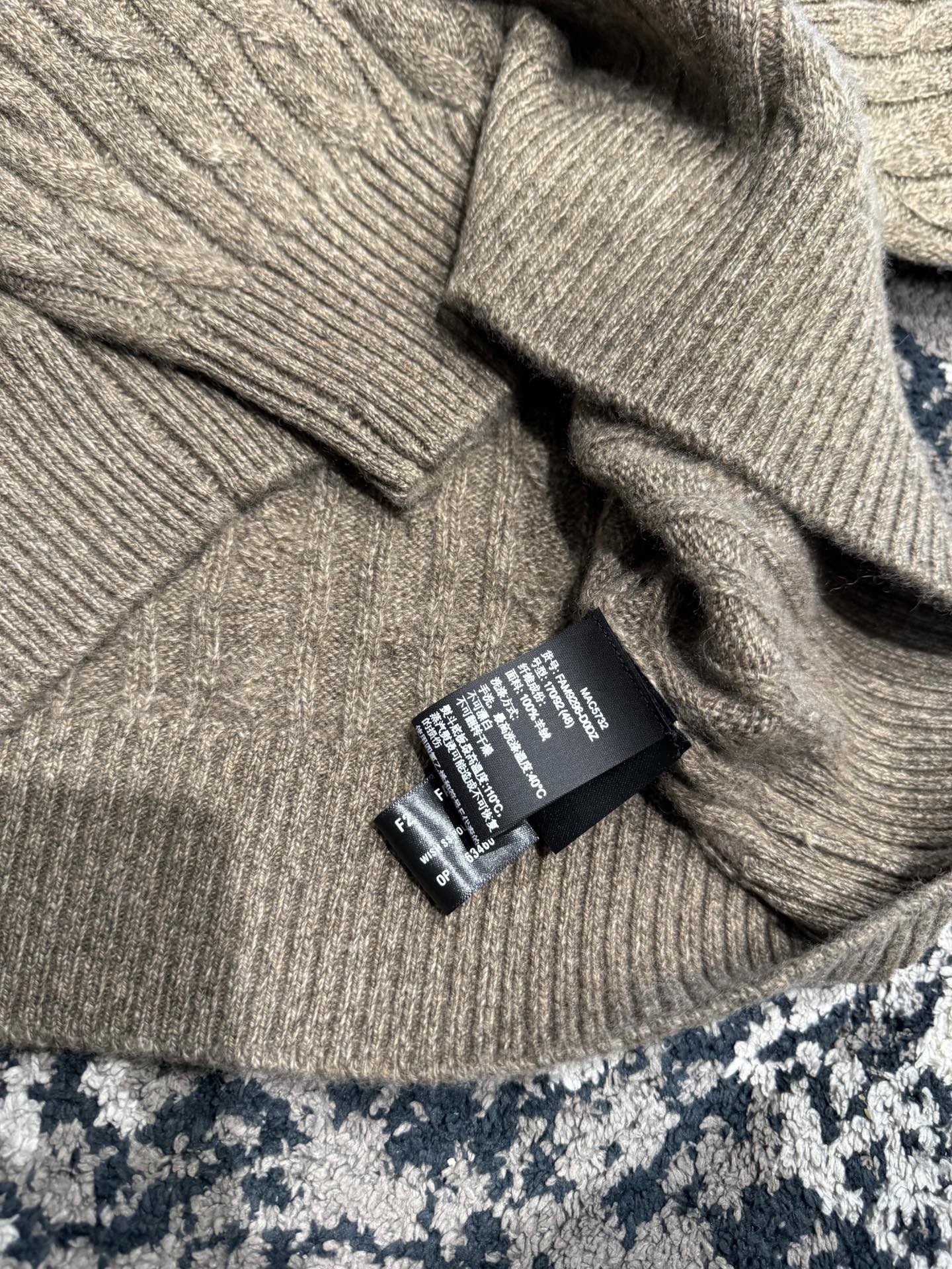 Свитер мужской в стиле Loro Piana из 100% шерсти бежевого цвета с молнией