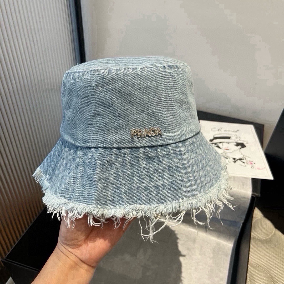 Панама женская в стиле Prada из джинсовой ткани голубого цвета с логотипом