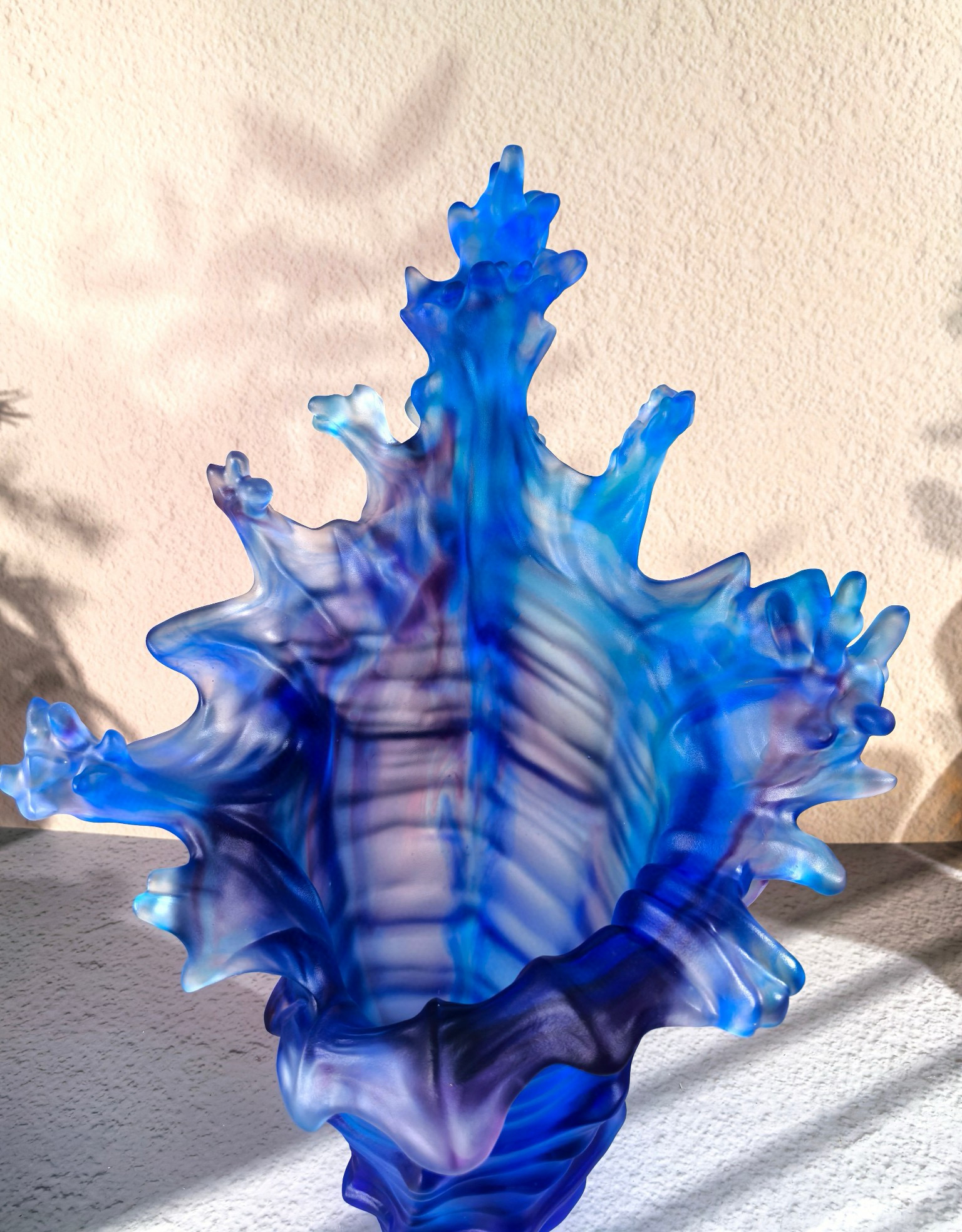 Ваза хрустальная в стиле Daum Sea Conch, синего цвета