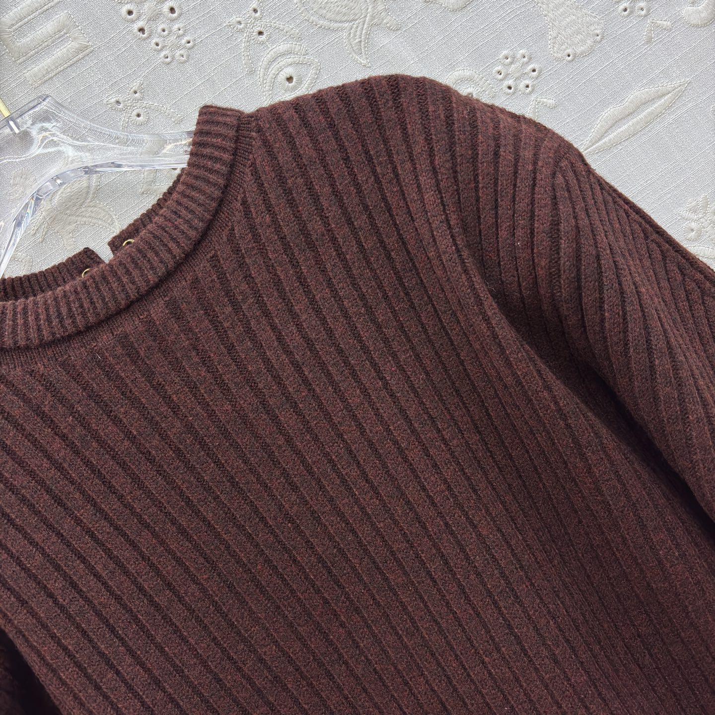 Свитер женский в стиле Schiaparelli винно-бордового цвета с декоративной шнуровкой на спине