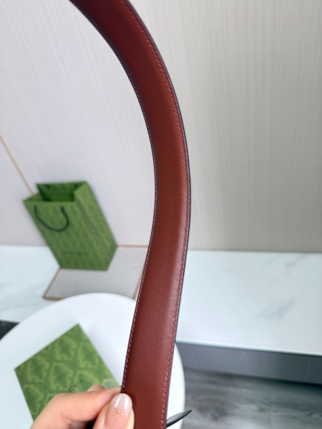 Ремень Gucci  чёрного цвета с золотистой пряжкой