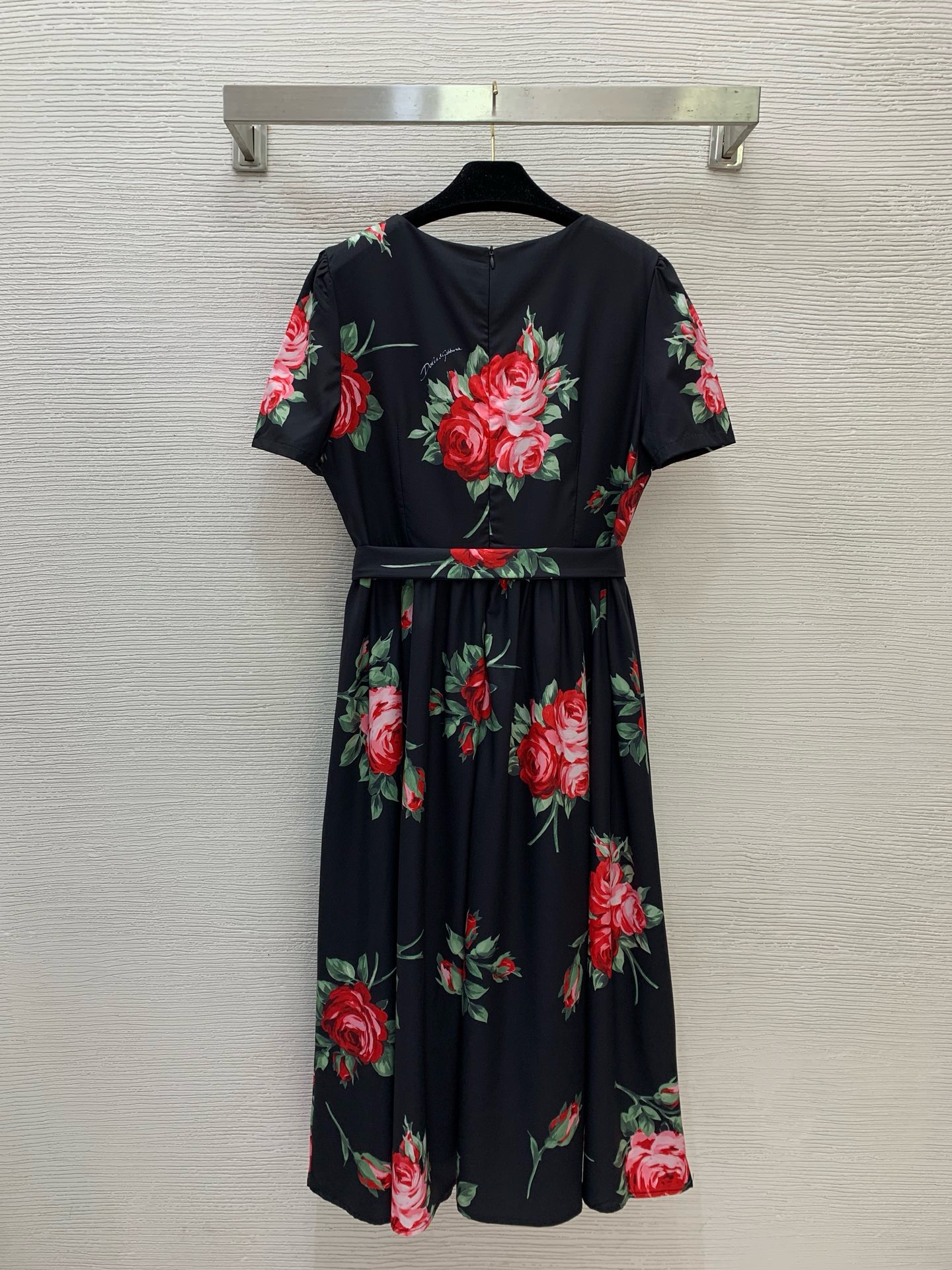 Платье женское Dolce & Gabbana чёрного цвета с красными розами