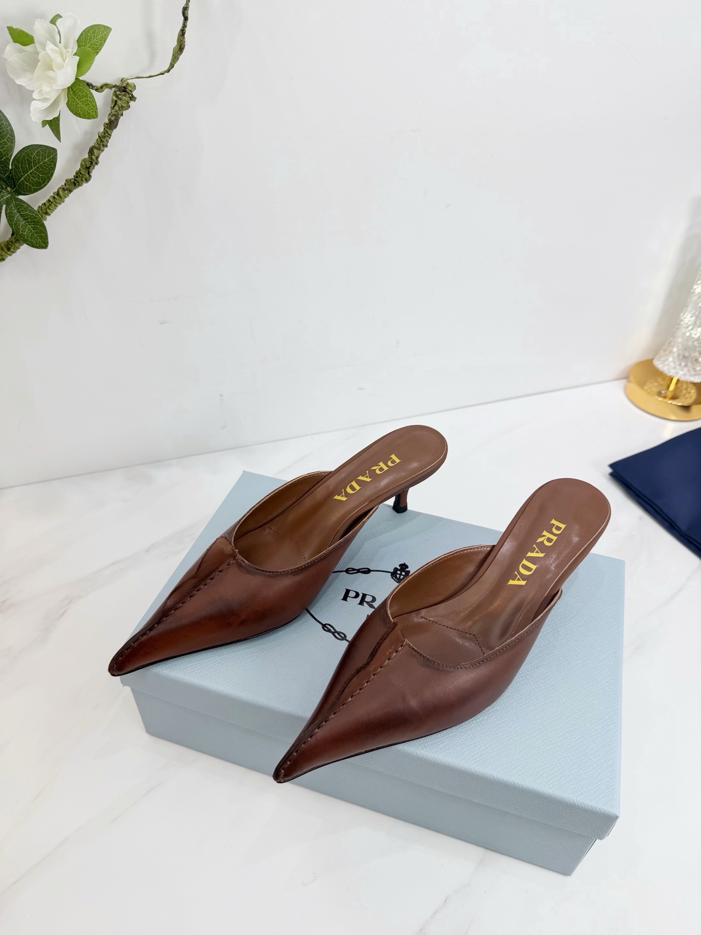 Мюли женские в стиле Prada из натуральной кожи коричневого цвета