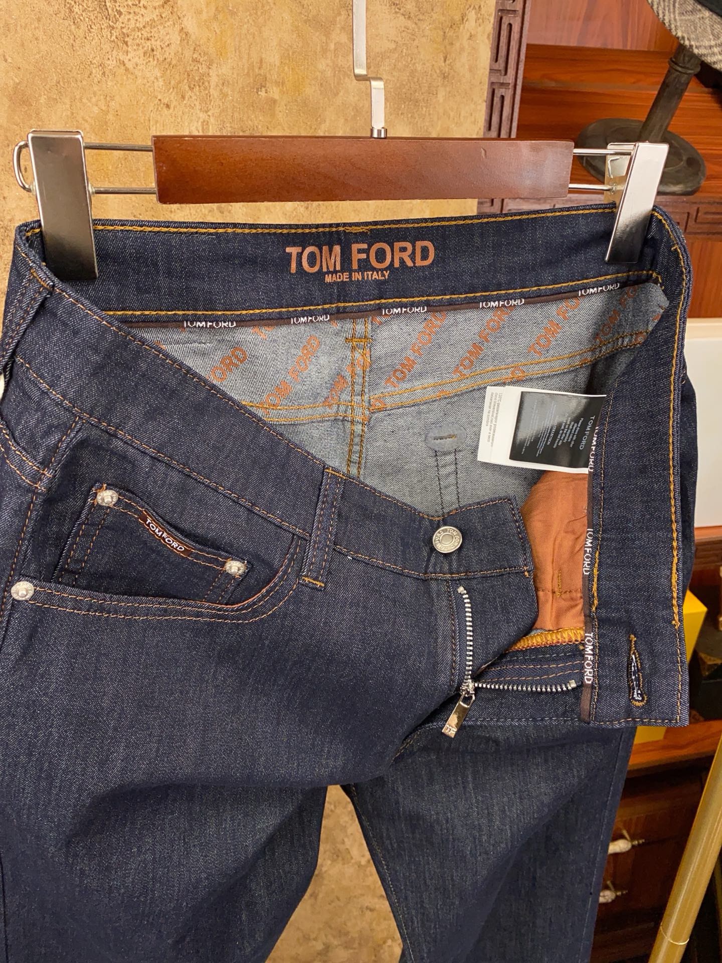 Джинсы мужские в стиле Tom Ford из тёмно-синего денима с кожаным патчем