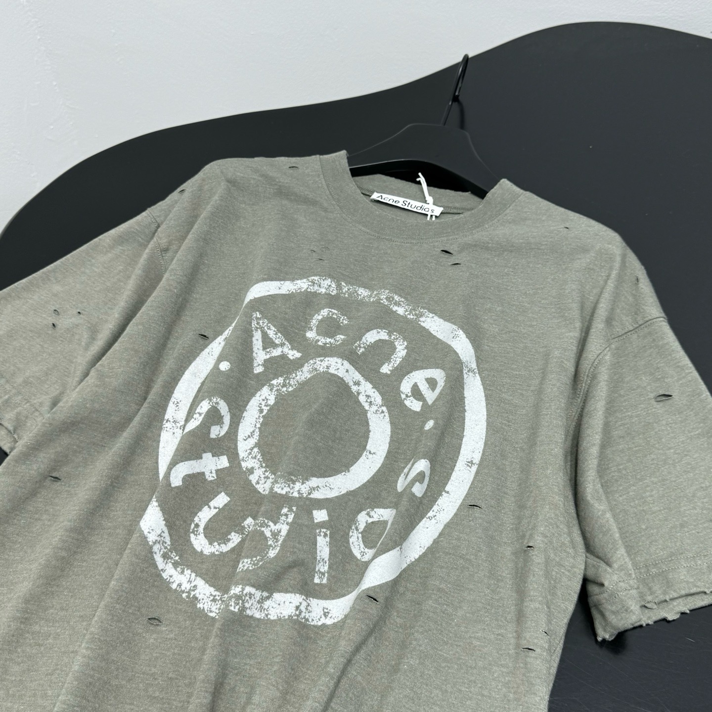 Футболка женская Acne Studios Distressed Logo серо-зелёного цвета