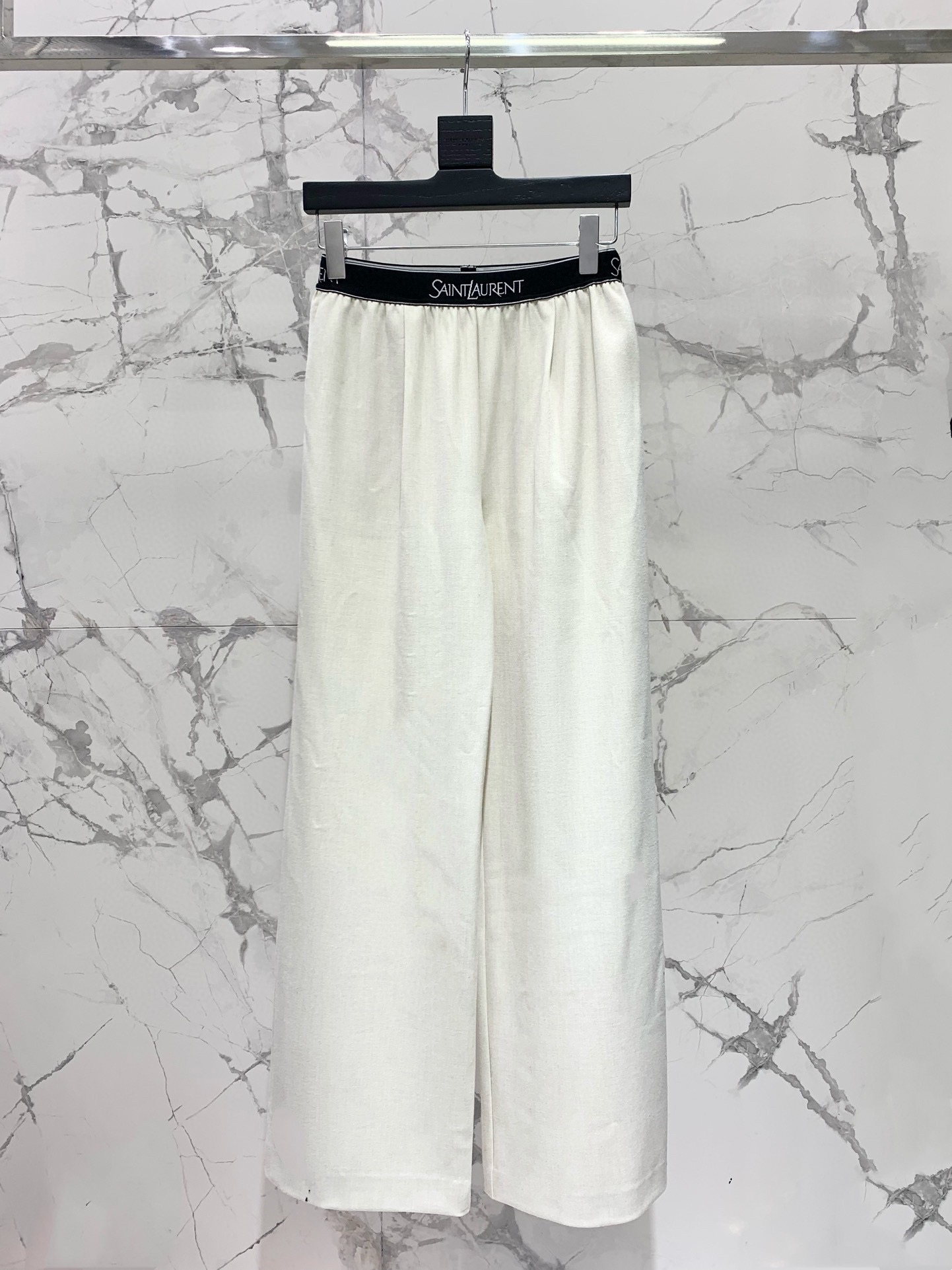 Брюки женские в стиле Saint Laurent молочного цвета с логотипом на поясе