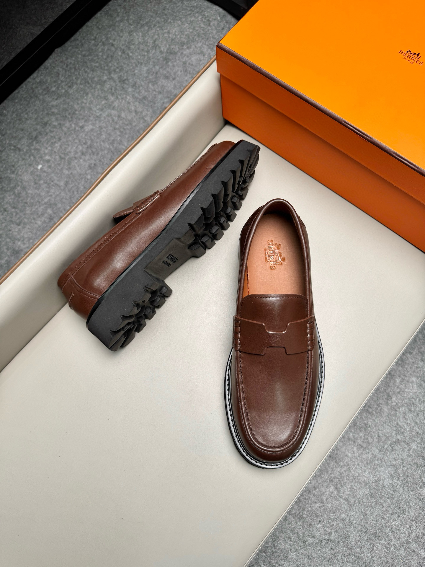 Лоферы мужские в стиле Hermes из натуральной кожи коричневого цвета