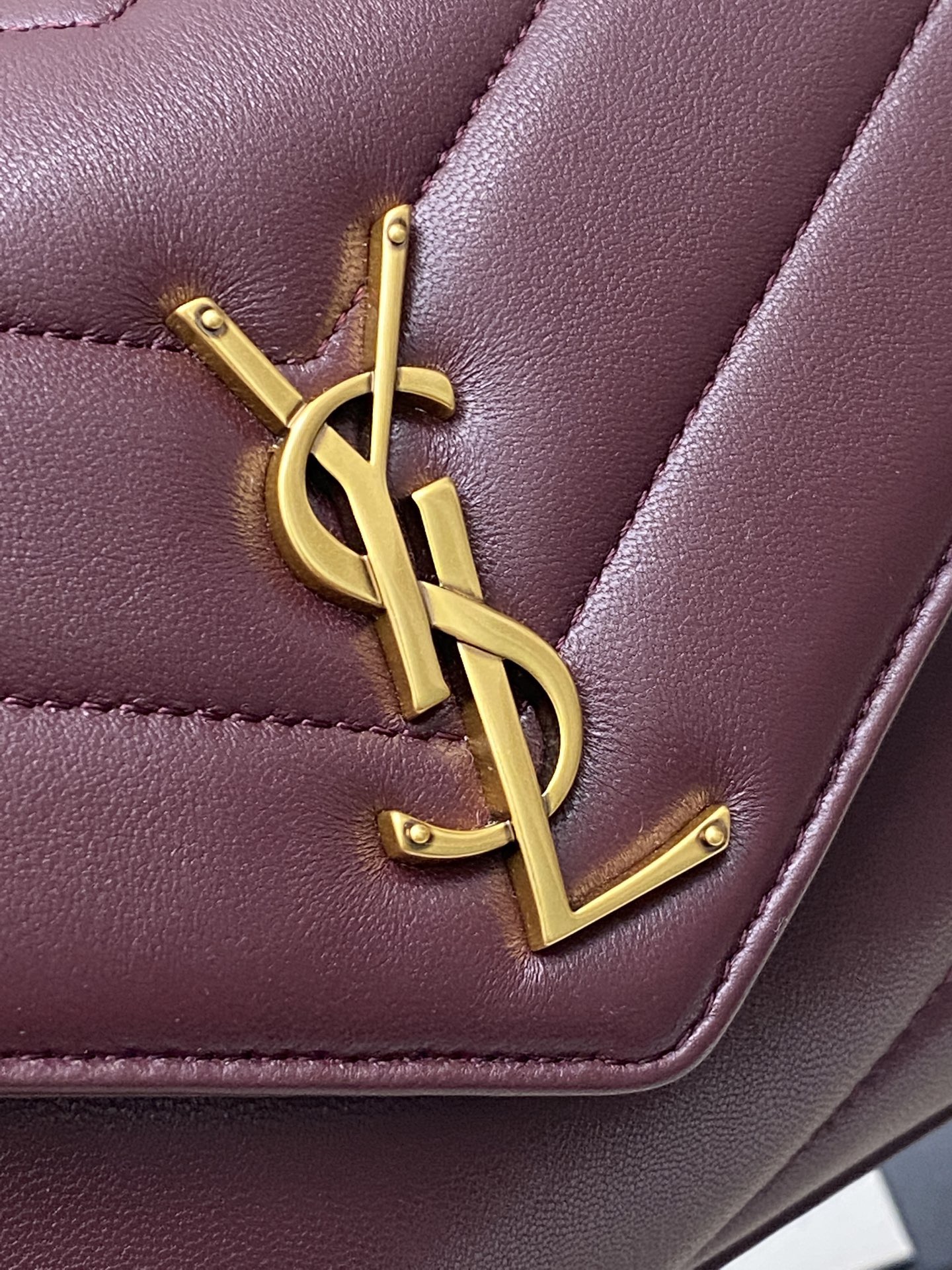 Сумка женская Saint Laurent LouLou бордового цвета