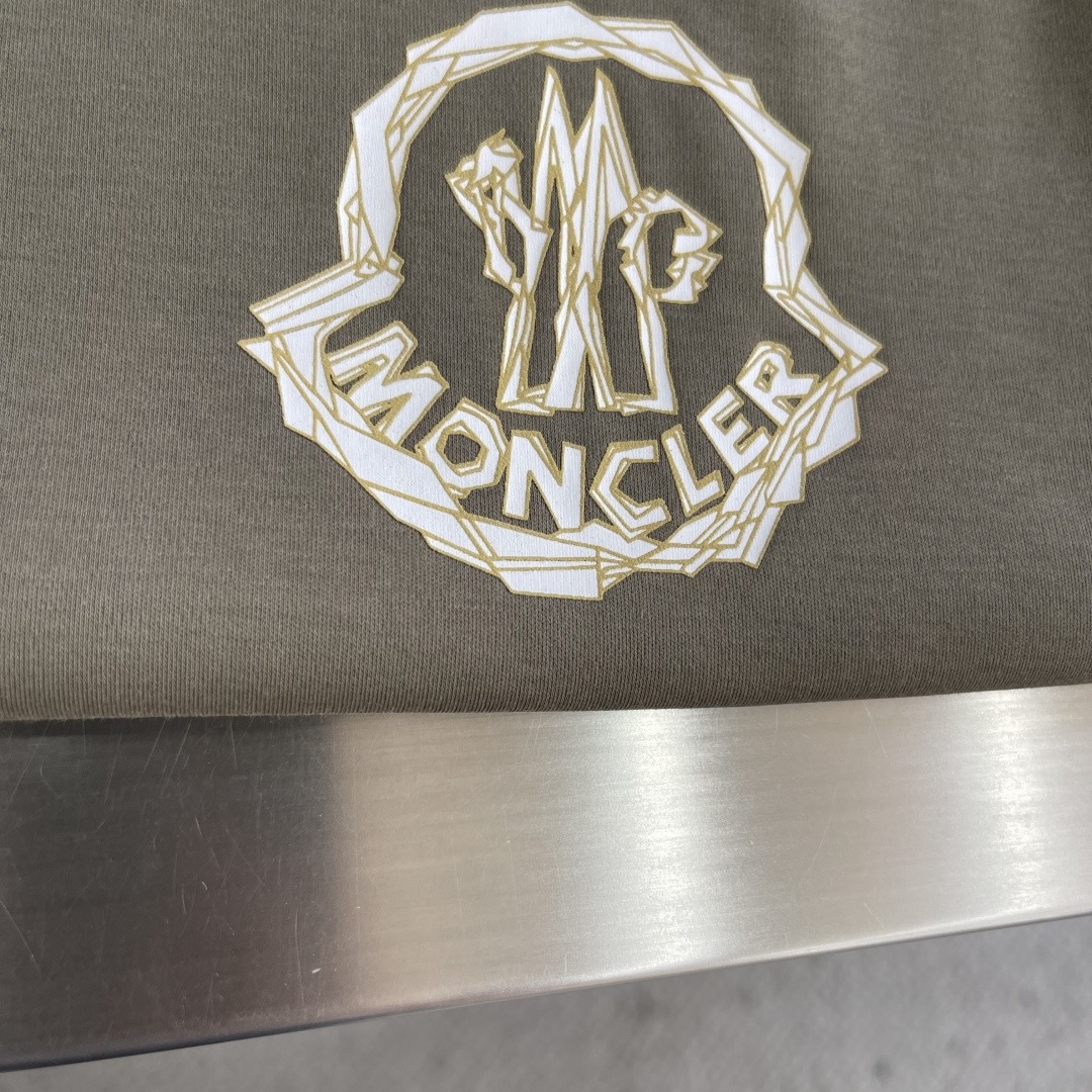 Футболка мужская в стиле Moncler с логотипом оливкового (хаки) цвета