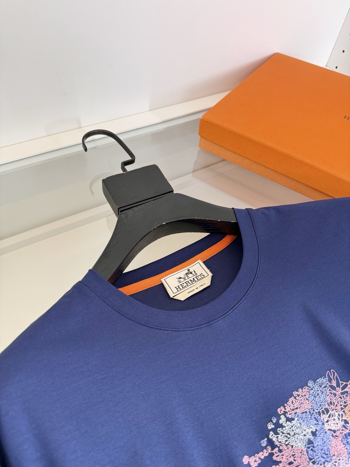Футболка мужская в стиле Hermes синего цвета с вышивкой