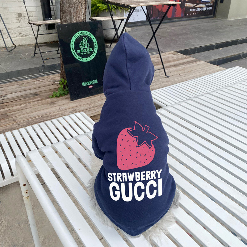 Худи для собак в стиле Gucci Strawberry из хлопкового футера с капюшоном синего цвета