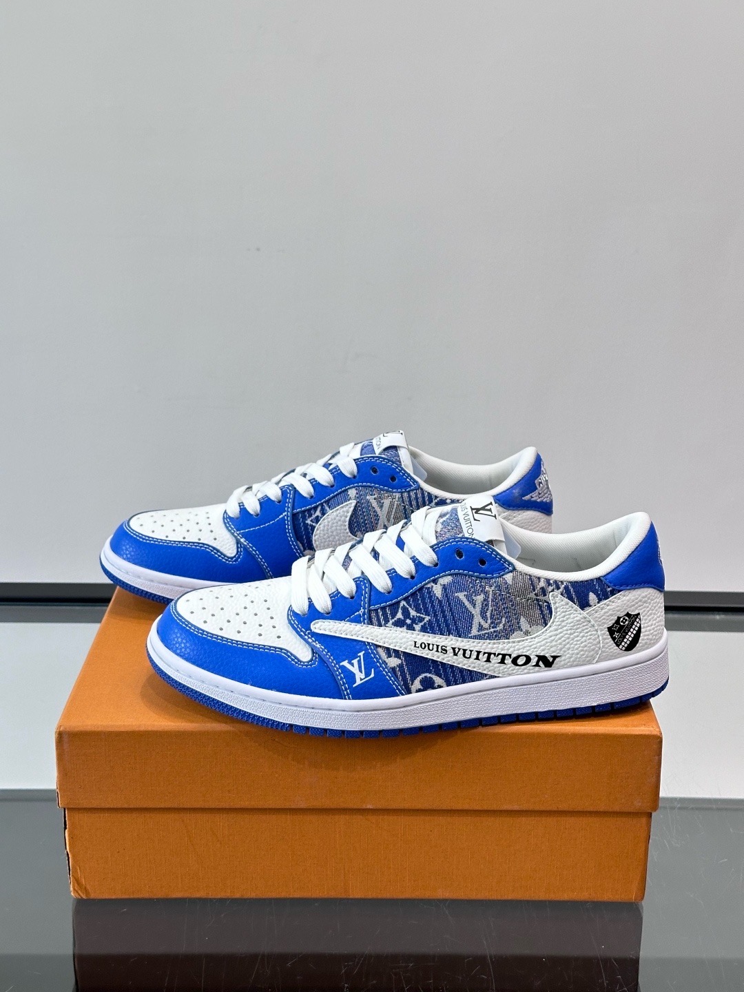 Кроссовки мужские в стиле Louis Vuitton x Nike Dunk Low с принтом принтом синего и белого цвета
