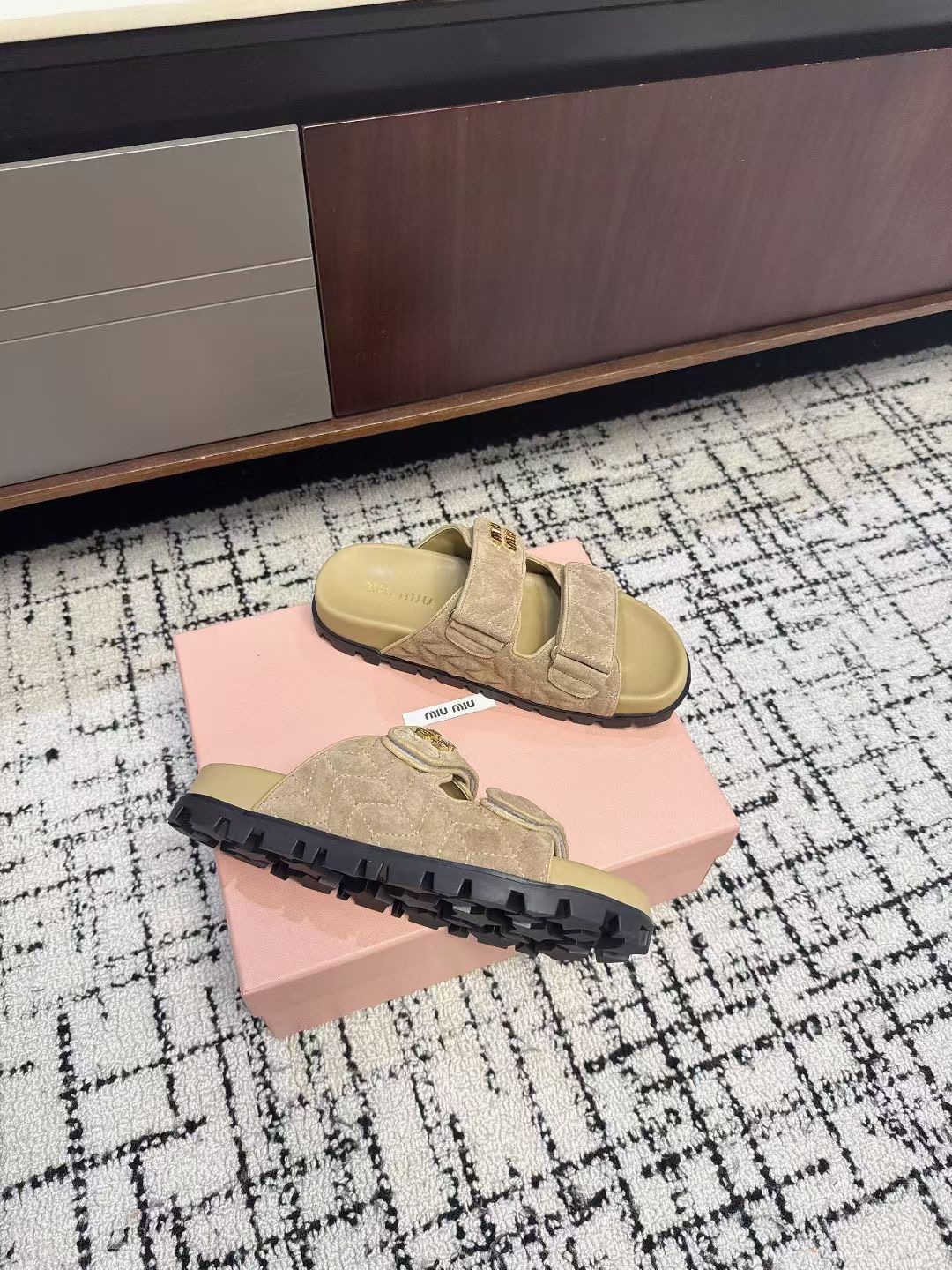 Шлёпанцы женские в стиле Miu Miu бежевого цвета