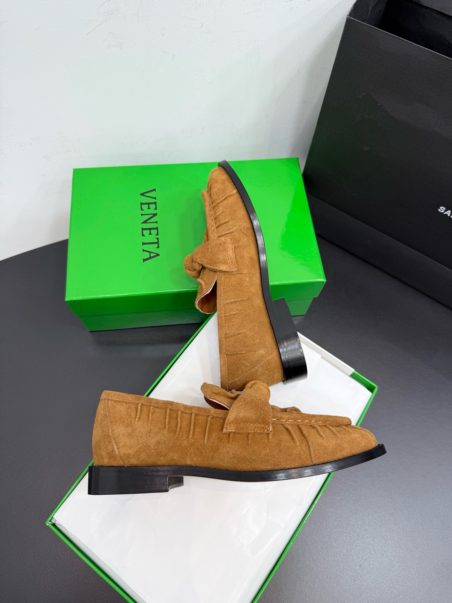 Лоферы женские в стиле Bottega Veneta Astaire бежевого цвета