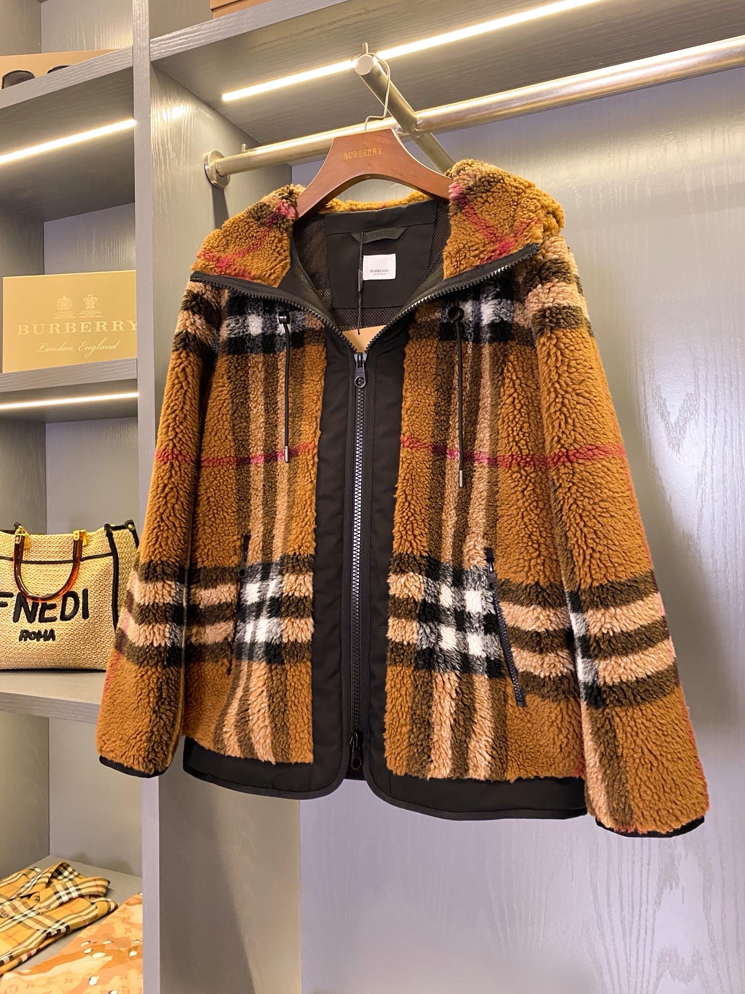 Куртка женская в стиле Burberry чёрно-коричневого цвета
