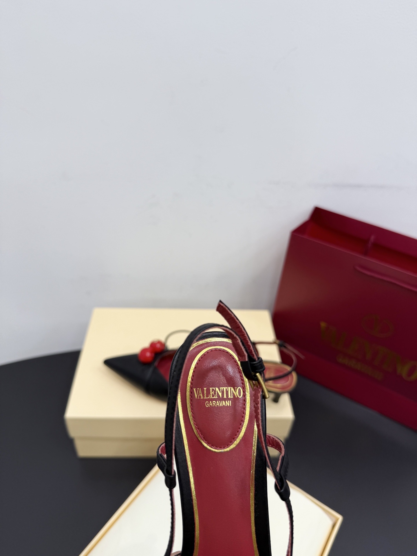 Туфли женские в стиле Valentino VLogo из натуральной кожи чёрного цвета с декором