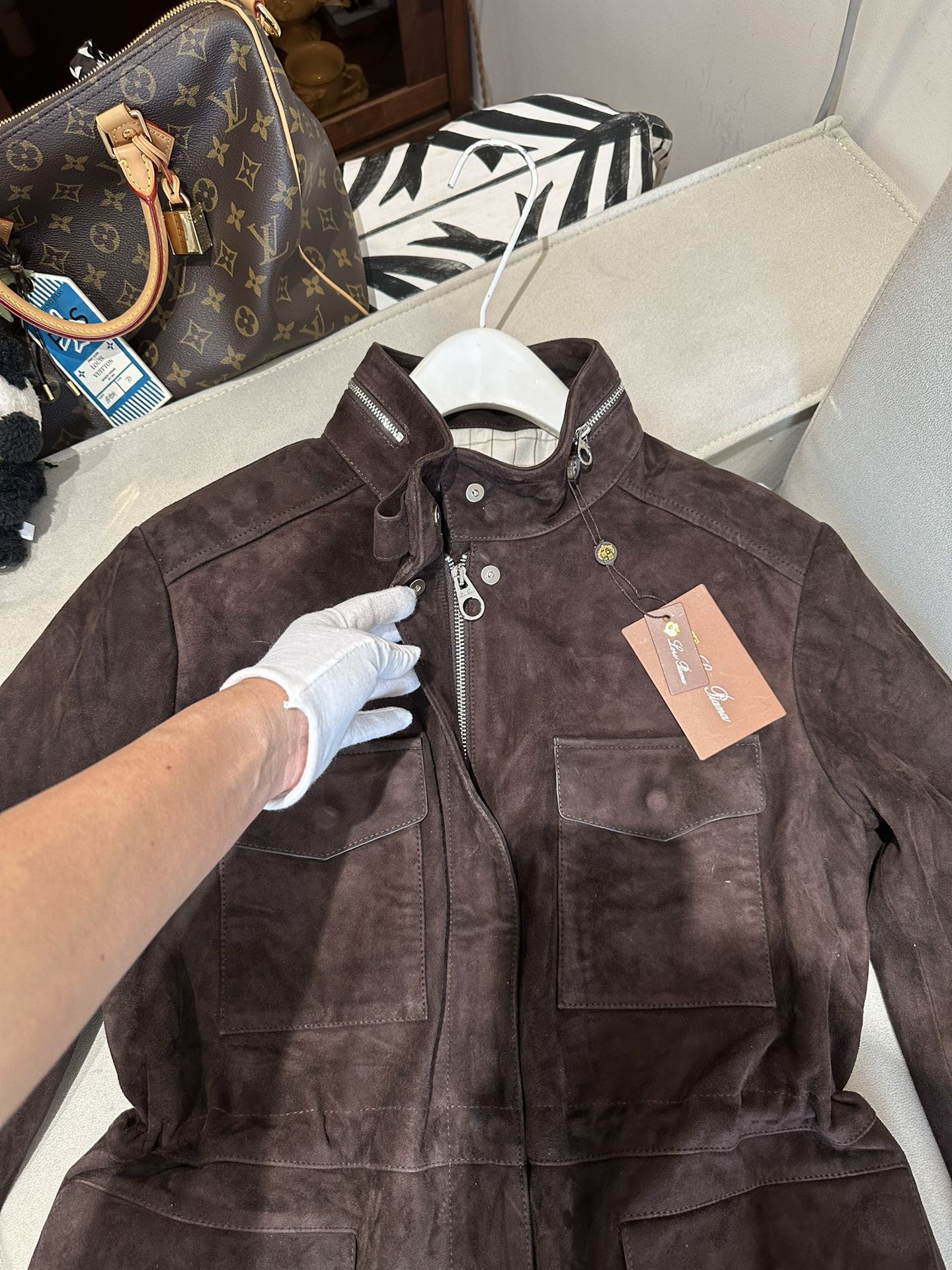 Куртка женская в стиле Loro Piana из натуральной замши тёмно-коричневого цвета с поясом