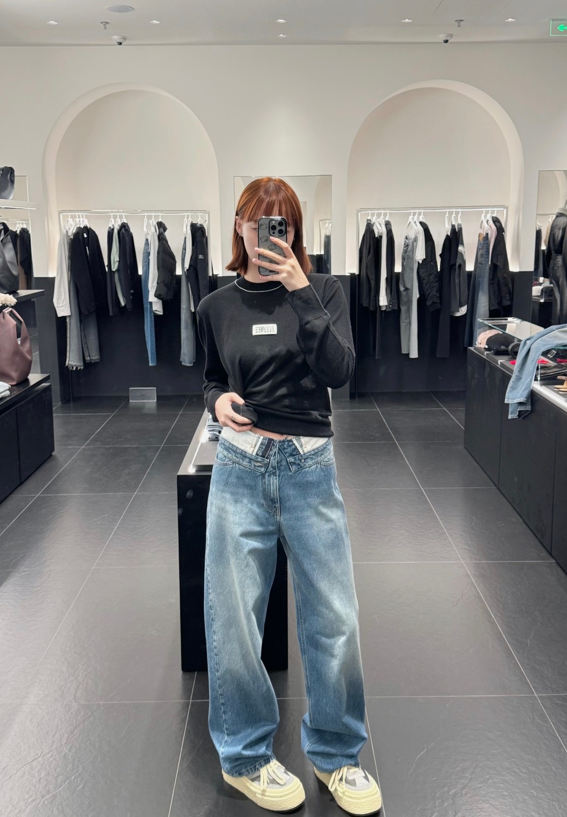 Джинсы женские в стиле Maison Margiela  из денима синего цвета с асимметричным поясом