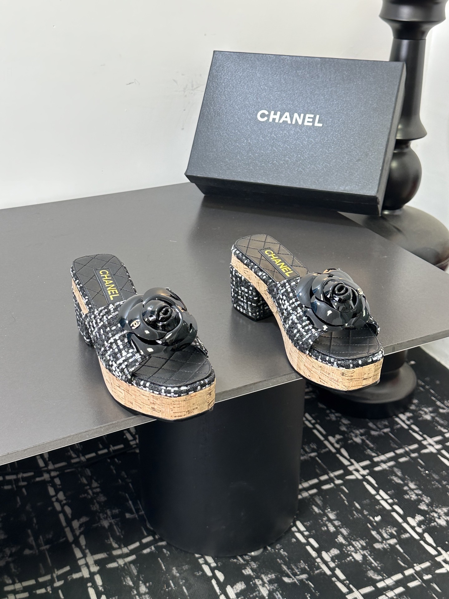 Мюли женские в стиле Chanel с цветком камелии чёрного цвета