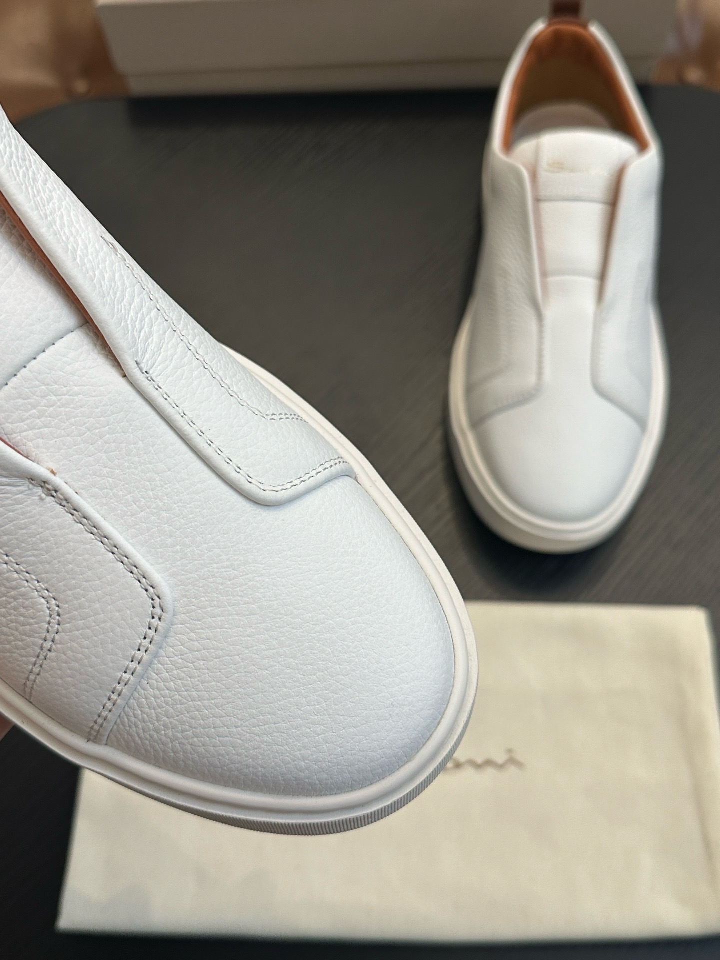 Слипоны мужские в стиле Santoni белого цвета