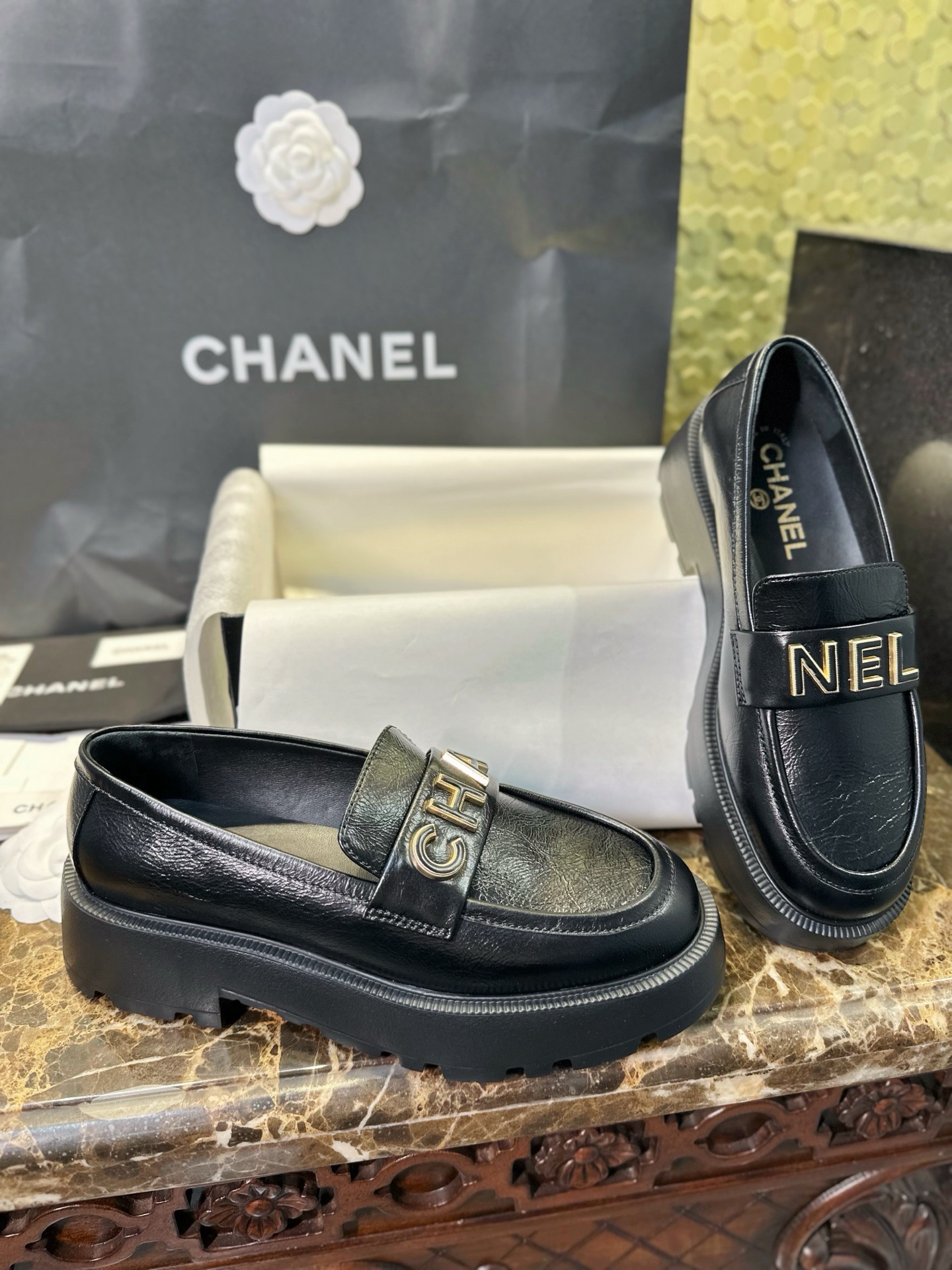 Лоферы женские в стиле Chanel 24B на утолщенной подошве с буквенным логотипом черного цвета