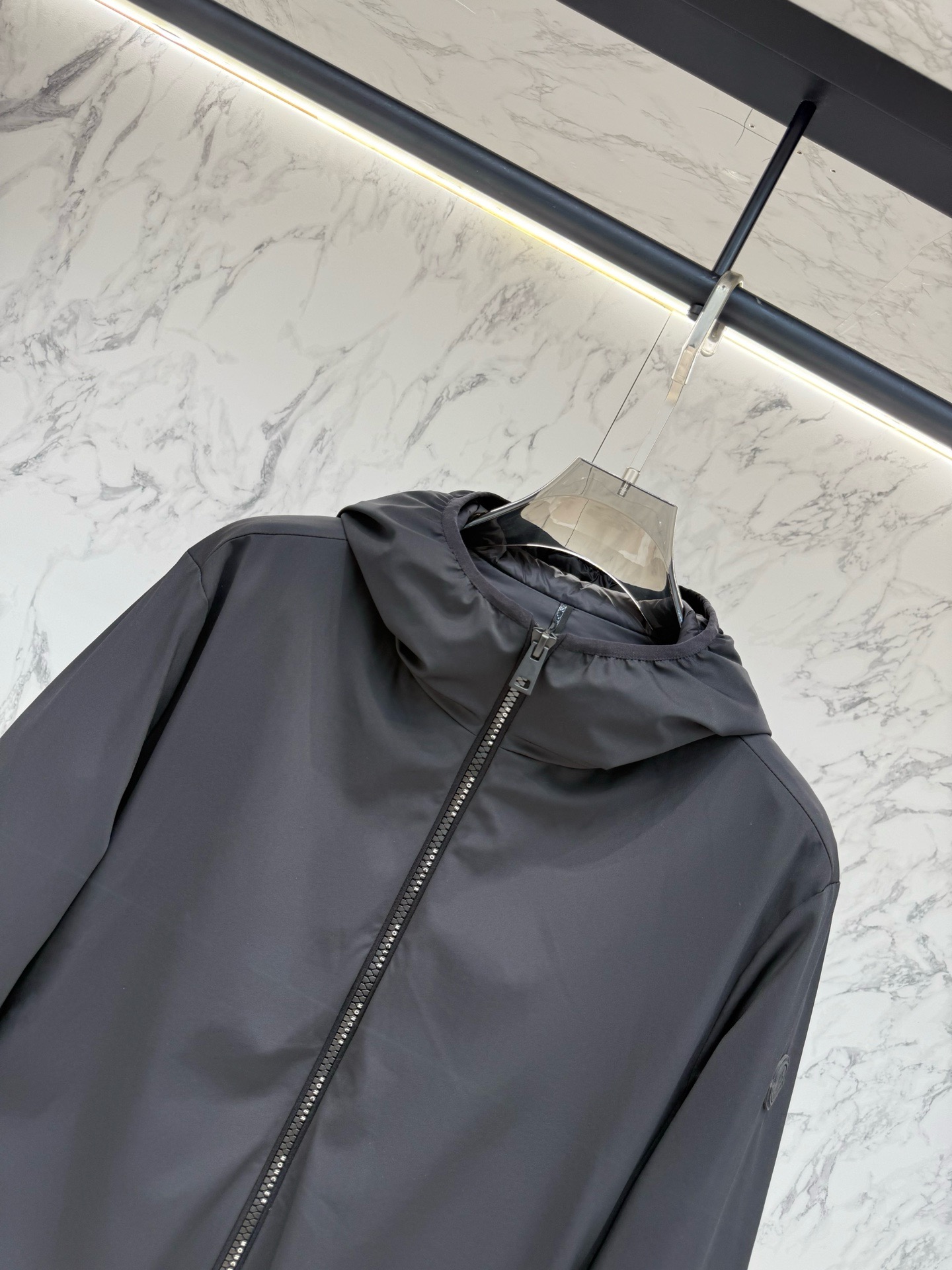 Куртка мужская Moncler чёрного цвета с капюшоном и пуховой стёганой подкладкой