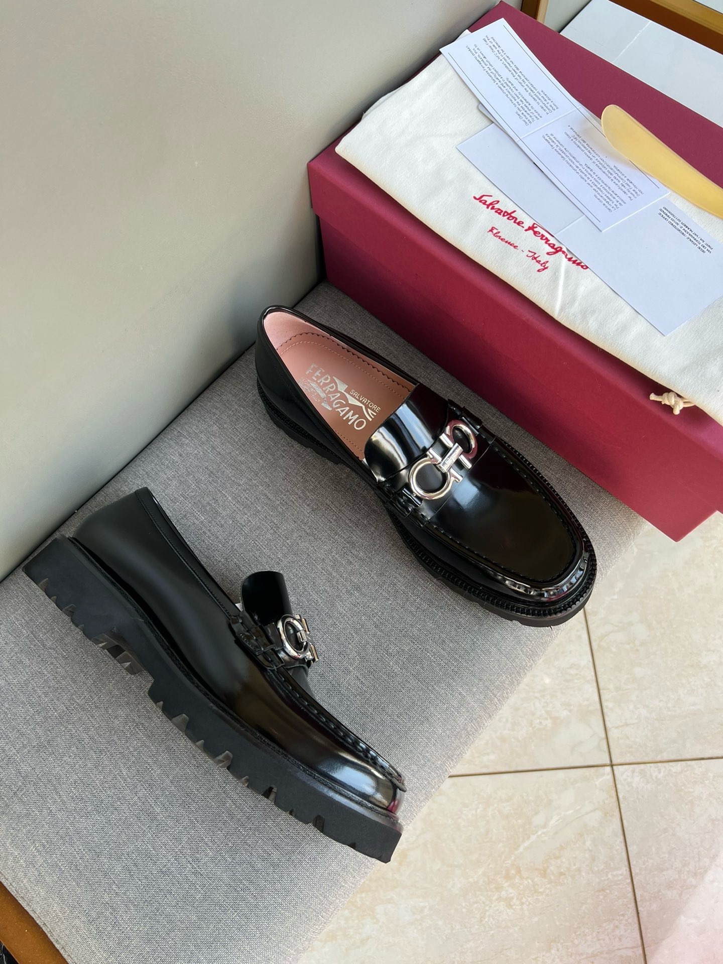 Лоферы мужские в стиле Salvatore Ferragamo из натуральной кожи черного цвета