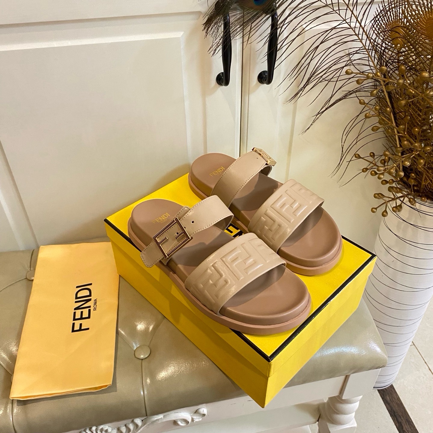Шлёпанцы в стиле Fendi из натуральной кожи с тиснением