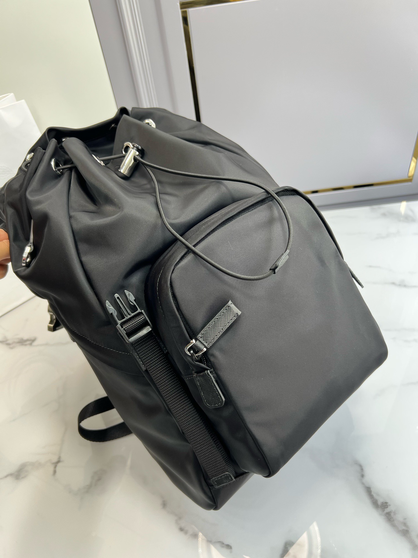 Рюкзак мужской в стиле Prada Re-Nylon чёрного цвета с треугольным логотипом