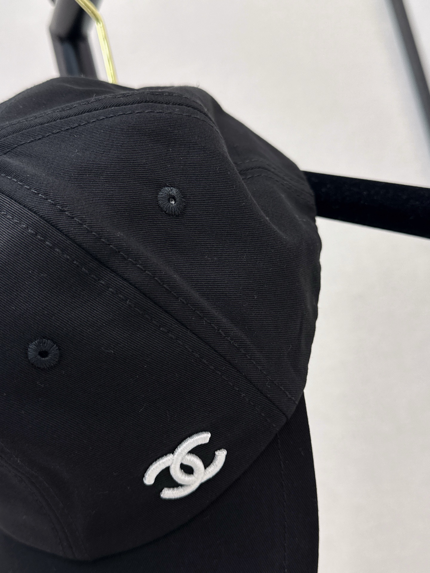 Бейсболка женская Chanel чёрного цвета с вышитым логотипом