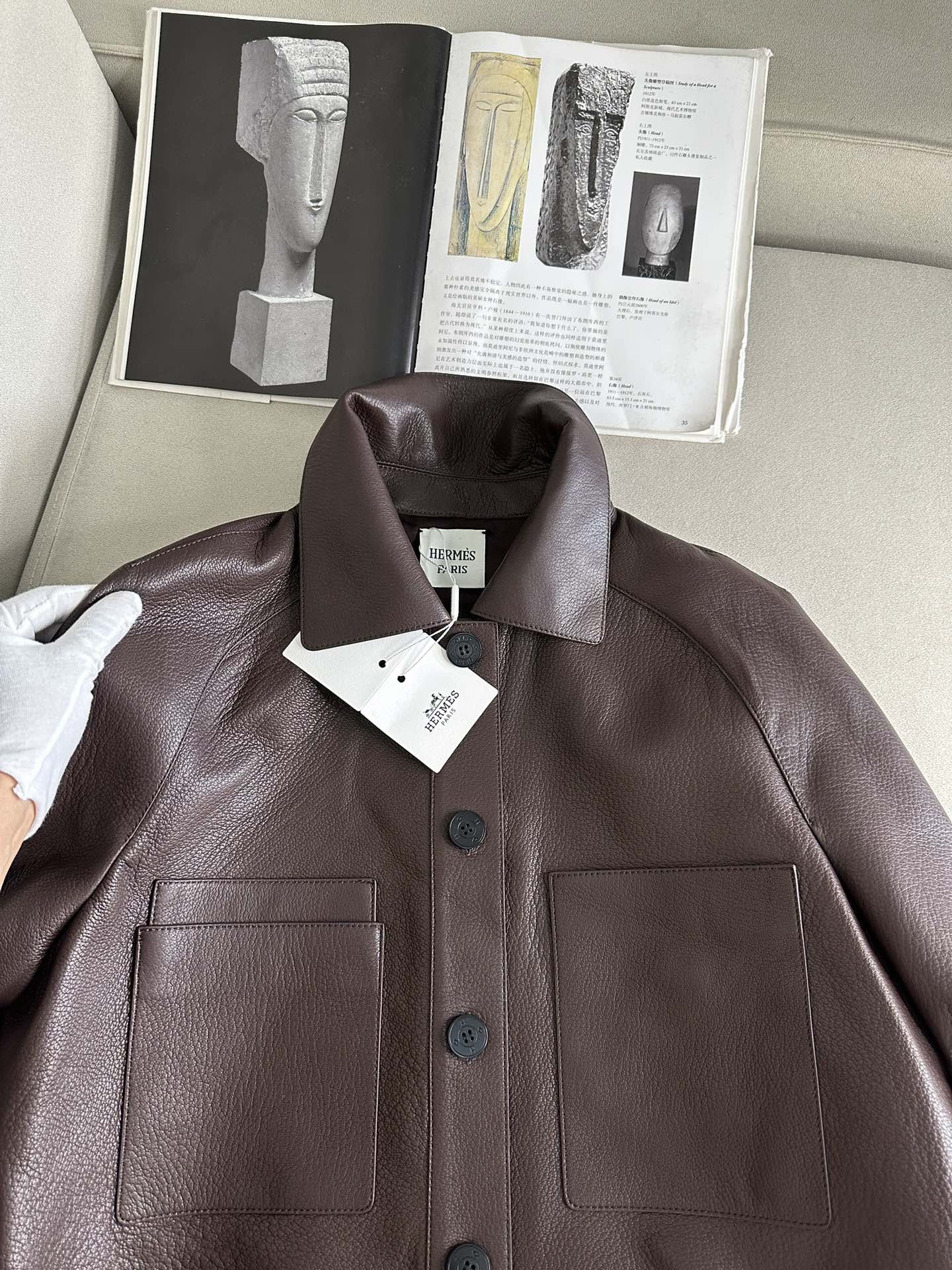 Куртка женская в стиле Hermès коричневого цвета укороченная из натуральной кожи с накладными карманами