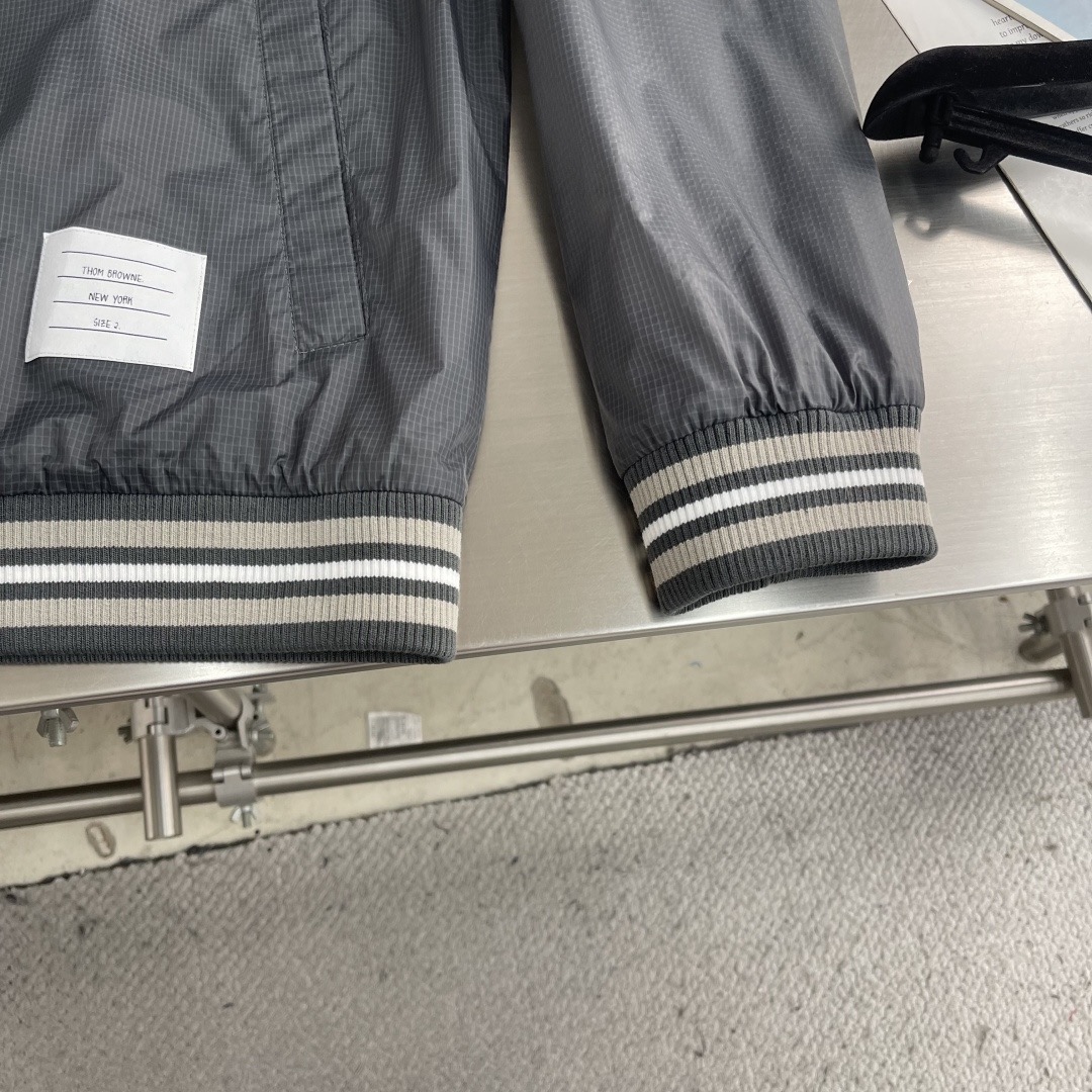 Куртка мужская Thom Browne серого цвета с капюшоном и полосатой отделкой