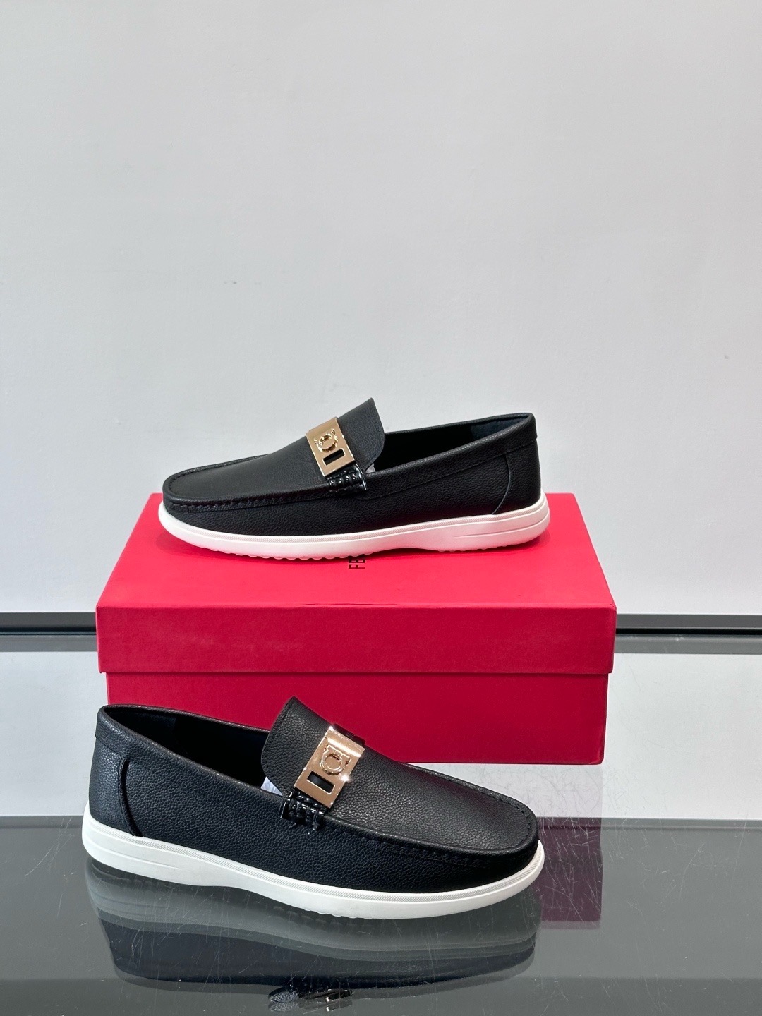 Лоферы мужские в стиле Ferragamo Gancini черного цвета на белой подошве