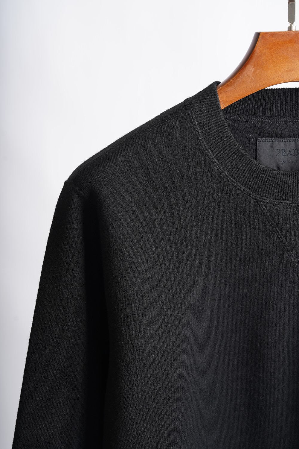 Свитер мужской в стиле Prada Wool Crewneck из плотной шерсти чёрного цвета