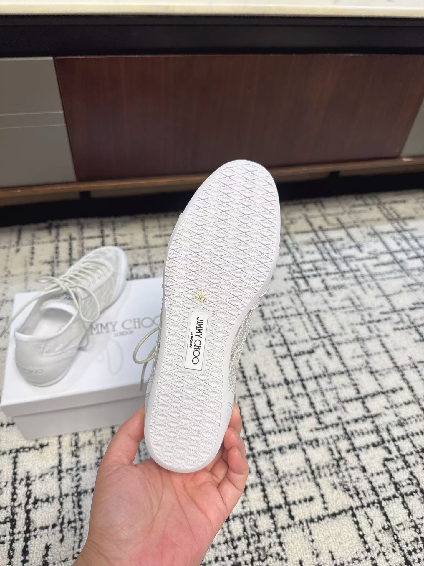 Кроссовки женские в стиле Jimmy Choo белого цвета