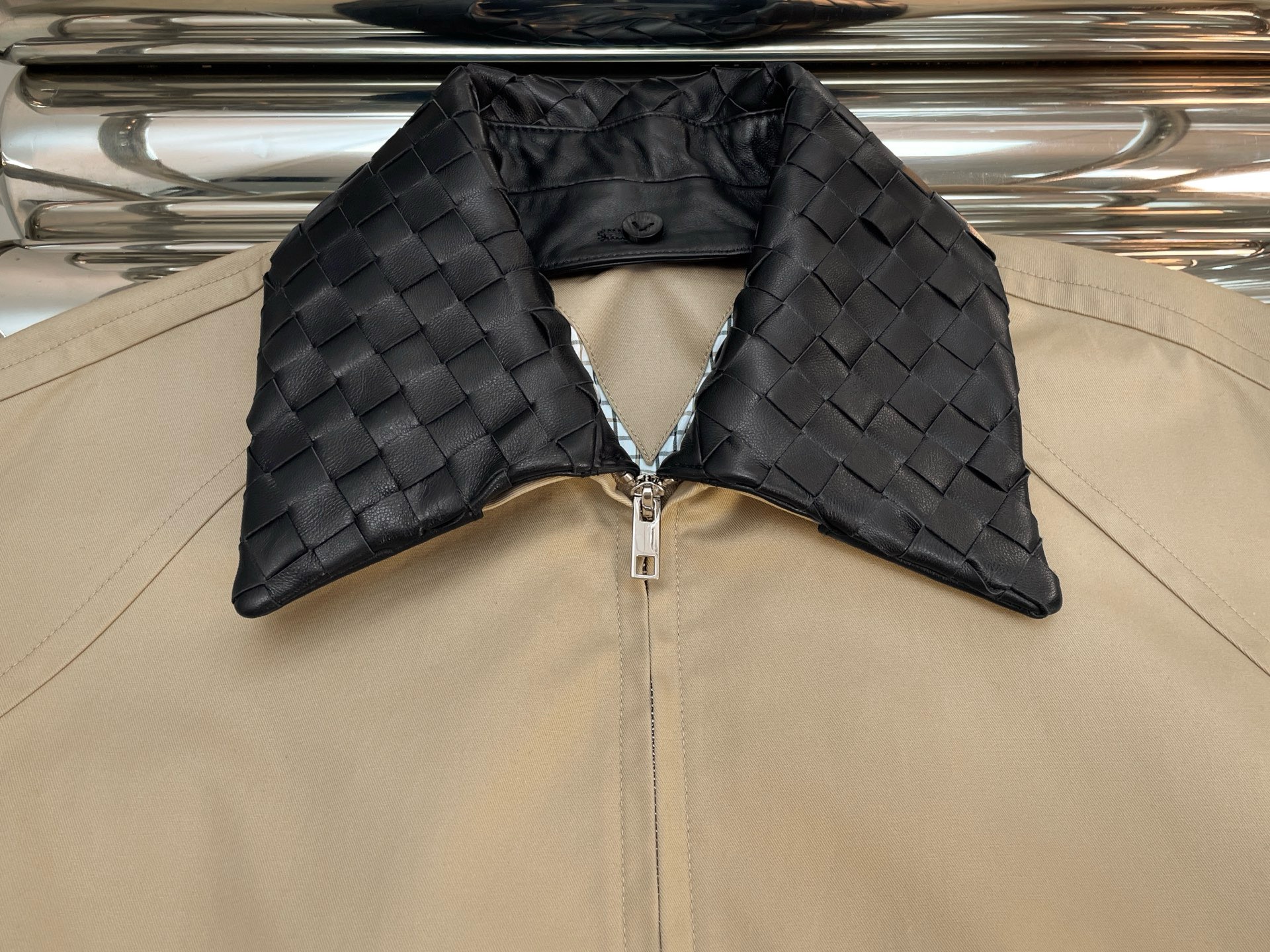 Куртка мужская в стиле Bottega Veneta бежевого цвета со съёмным кожаным воротником