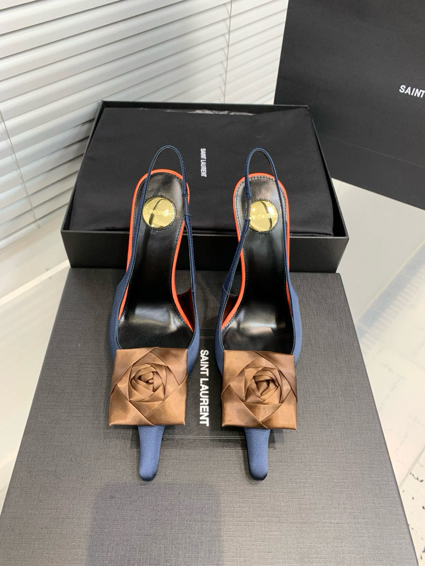 Туфли женские Saint Laurent с цветком slingback тёмно-синего цвета с бежевым декором