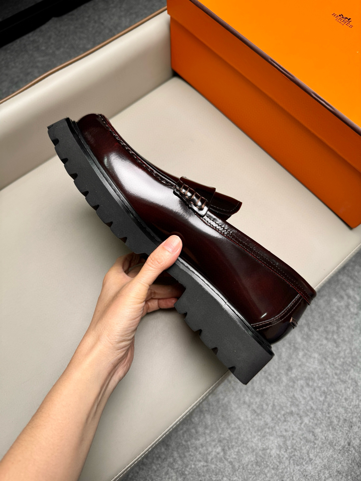 Лоферы мужские в стиле Hermes из натуральной кожи бордового цвета