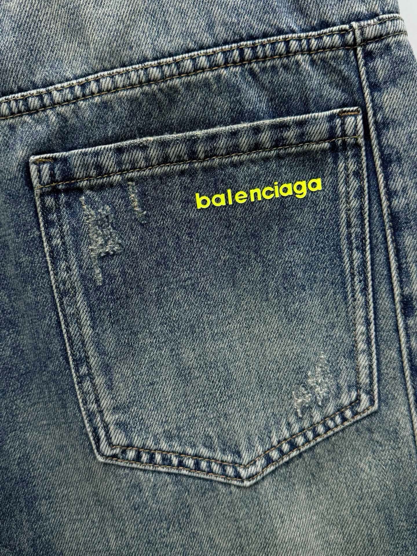 Шорты мужские Balenciaga голубого цвета с эффектом варки и декоративными потёртостями