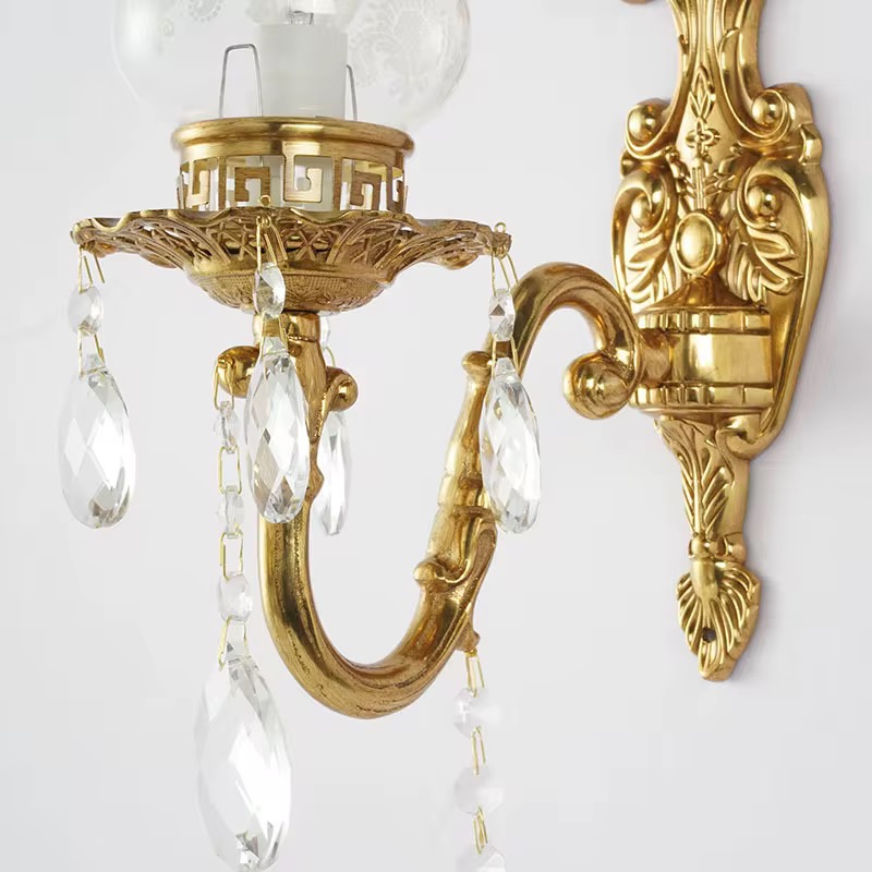 Светильник настенный классический с хрустальными подвесками и стеклянным плафоном