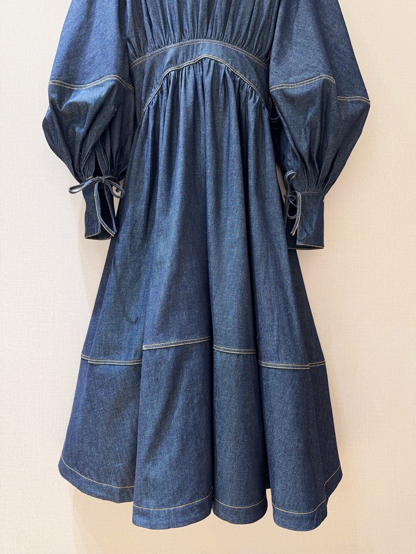 Платье женское в стиле Zimmermann  из денима тёмно-синего цвета с поясом и объёмными рукавами