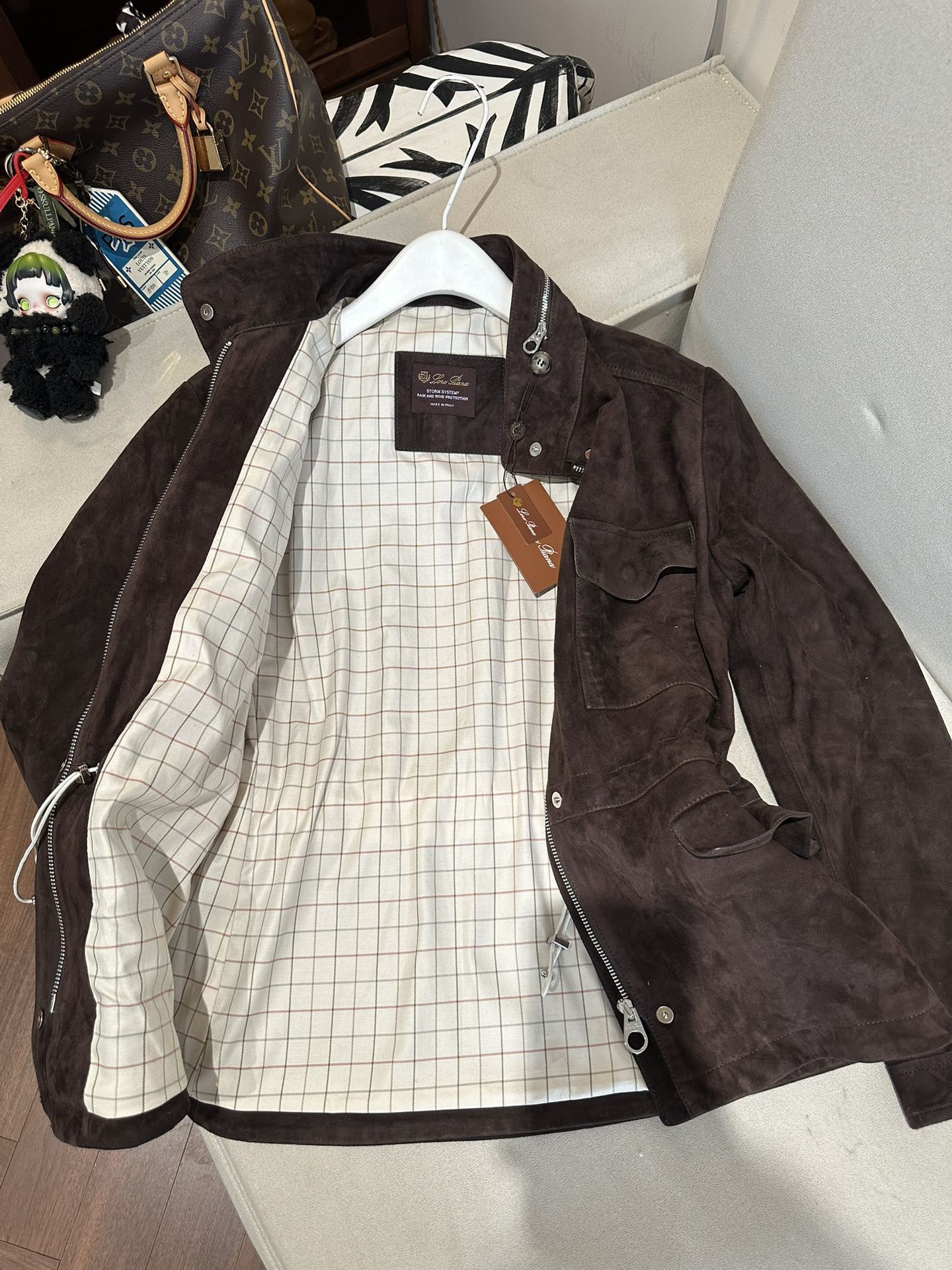 Куртка женская в стиле Loro Piana из натуральной замши тёмно-коричневого цвета с поясом