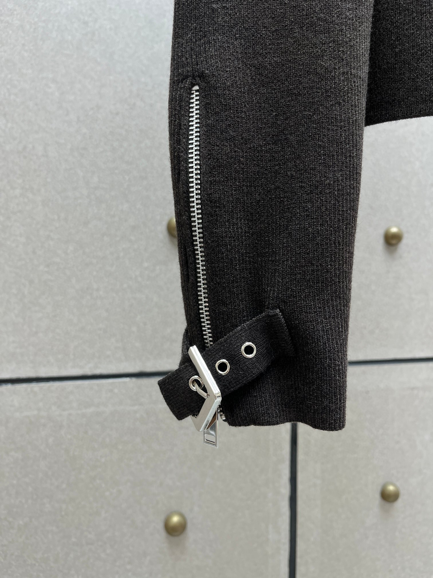 Кофта женская на молнии в стиле Magda Butrym из шерстяного трикотажа  чёрного цвета с металлической фурнитурой