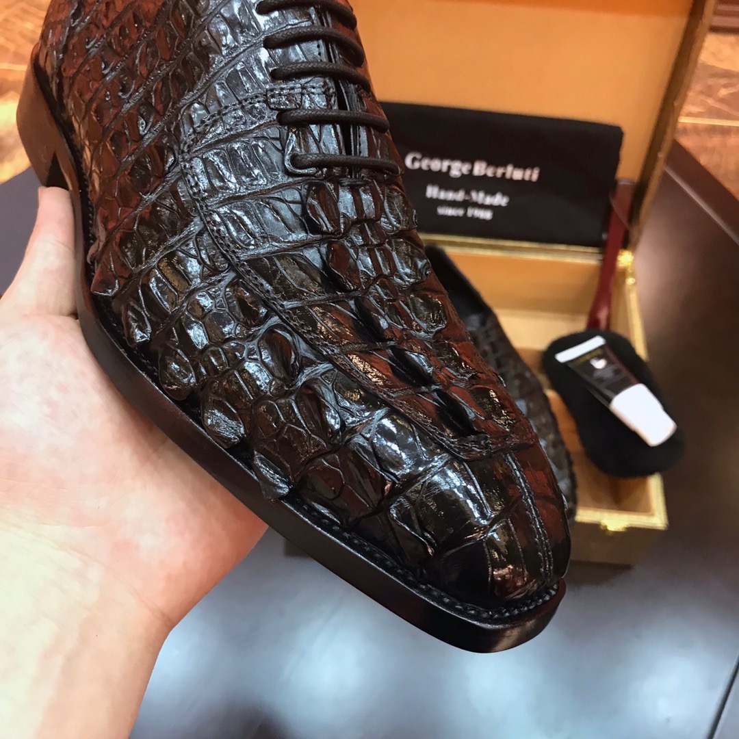 Туфли мужские в стиле Berluti из цельной кожи крокодила черного цвета