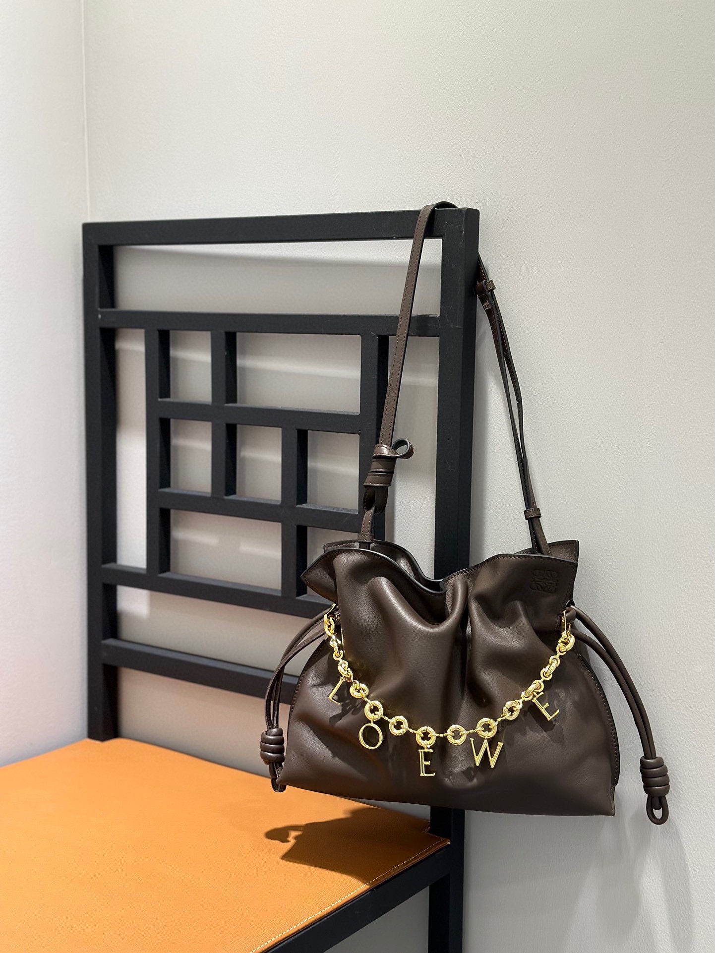 Сумка женская Loewe Flamenco коричневого цвета
